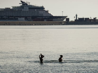 Dos mujeres se bañan en la playa de la Malvarrosa (Valencia), el pasado 1 de enero.