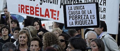 Decenas de personas se manifestaron ayer en Madrid con motivo del Día Internacional para la erradicación de la Pobreza.