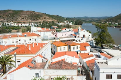 Las orillas del río Guadiana tienen aires de frontera y sólidas fortalezas. Pero también encontramos sencillos puertos de pescadores, buena cocina, miles de aves para los aficionados a la ornitología en la reserva natural do Sapal de Castro y hasta una curiosa playa en el pueblo de Alcoutim (en la foto).