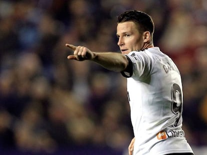 Gameiro celebra el tercer gol del Valencia.