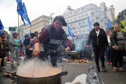 Una mujer prepara comida en Buenos Aires.