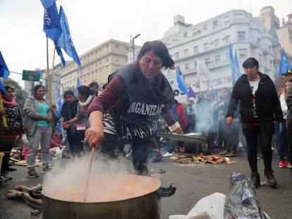 Una mujer prepara comida en Buenos Aires.