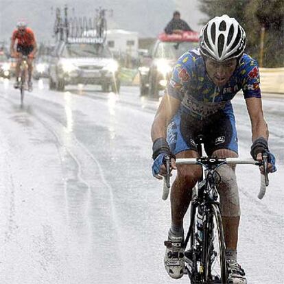 Roberto Heras deja atrás a Samuel Sánchez camino de la victoria.