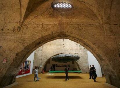 Interior de las Reales Atarazanas en 2006, cuando albergaron parte de la segunda Bienal Internacional de Arte Contemporáneo (BIAC).