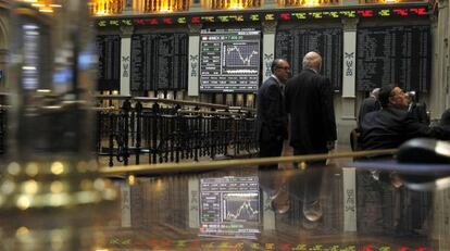 Varios inversores en la Bolsa de Madrid.