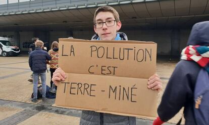 Corentin Melchior, de 15 años. "La contaminación es terreno minado", dice su cartel.