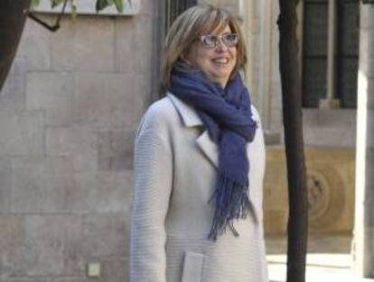 La consellera de Educacin de la Generalitat, Irene Rigau, a su llegada esta ma?ana a la reunin semanal del gobierno cataln en la que se ha aprobado un decreto que regula los procedimientos para definir el perfil y la provisin de los puestos de trabajo docentes, y que supone "modernizar" la funcin pblica en la ense?anza, segn ha indicado Rigau.