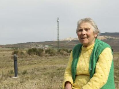 La exempleada Longina Mart&iacute;nez, sentada sobre una de las zapatas que sosten&iacute;an la antena.