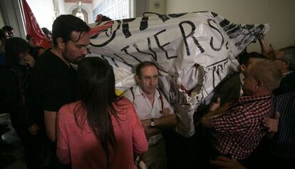 Protesta a la UB per l'acte de Societat Civil.