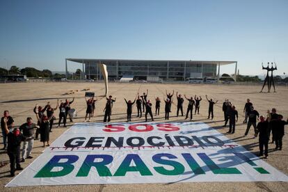 Un grupo de personas protestan contra el Gobierno de Jair Bolsonaro, en Brasilia (Brasil).