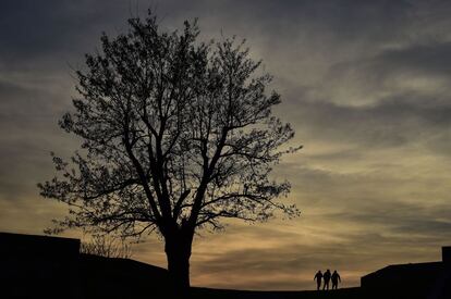 Jóvenes paseando al anochecer en Pamplona, España.