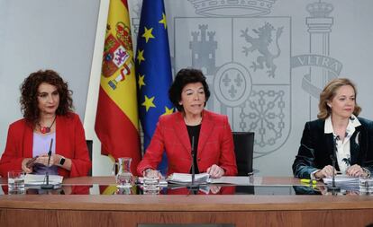 De izquierda a derecha, las ministras María Jesús Montero (Hacienda), Isabel Celaá (portavoz) y Nadia Calviño (Economía) durante las presentación de los presupuestos, el pasado viernes.