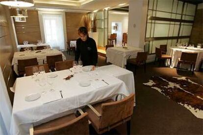 Comedor de la segunda planta del restaurante Las Duelas, en el hotel Los Agustinos de Haro (La Rioja).