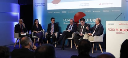 Los participantes en el debate de Foro Futuro sobre el Brexit: de izquierda a derecha José Antonio Vega (director adjunto de Cinco Días), Belén Becerril (subdirectora del Instituto de Estudios Europeos de la Universidad CEU San Pablo), Enrique Feás (Economista del Estado y coeditor del blog NewDeal), Francisco Pérez (Director de Investigación del Ivie), Santiago Carbó (Director de Estudios Financieros de Funcas) y Fernando Fernández (Profesor de Economía del IE Business School).