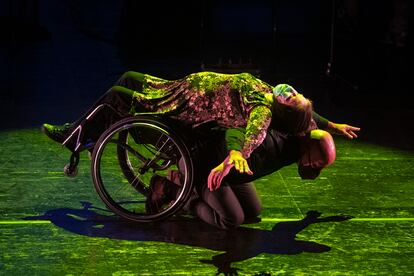 María José Moya, bailarina en silla de ruedas, junto a su compañero, Maxime Ianarelli, en la 'Gala más In' en el Teatro Real de Madrid.