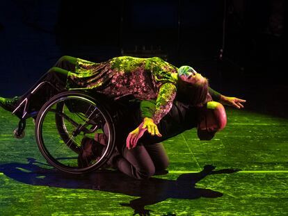 María José Moya, bailarina en silla de ruedas, junto a su compañero, Maxime Ianarelli, en la 'Gala más In' en el Teatro Real de Madrid.