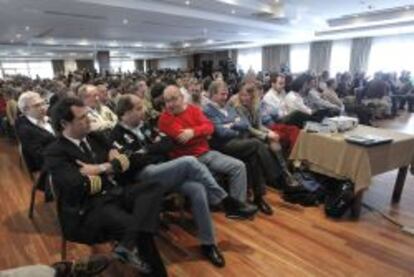 Vista general de los asistentes a la asamblea que los pilotos de Iberia celebraron el pasado d&iacute;a 3 de abril en un hotel pr&oacute;ximo al aeropuerto en la que trataron sobre  la solicitud de la empresa de solicitar la pr&oacute;rroga del ERE. 