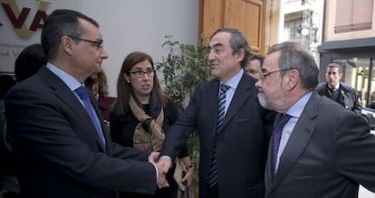 El presidente de la CEV, Salvador Navarro, saluda a los dirigentes de la CEOE, Juan Rosell, y de Cierval, Jos&eacute; Vicente Gonz&aacute;lez.