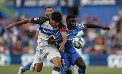 Manu Garcia (i) y Djene luchan por una pelota.