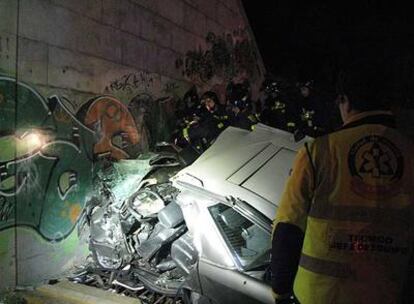 Así ha quedado el coche, empotrado en la incorporación a la A-1 desde la calzada interior de la M-40.