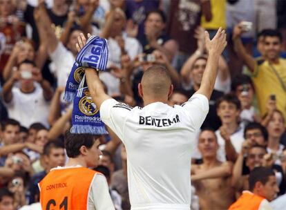 Benzema, sin dorsal a la espalda, anoche en su presentación como jugador del Real Madrid en el Bernabéu.