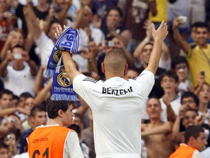 Benzema, sin dorsal a la espalda, anoche en su presentación como jugador del Real Madrid en el Bernabéu.