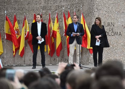 “Compartimos el hartazgo de la inmensa mayoría de los españoles ante la deriva suicida del Gobierno de Pedro Sánchez. Hoy estamos aquí reunidos para decirle al Gobierno de España que no estamos dispuestos a tolerar más traiciones ni concesiones frente a aquellos que quieren destruir nuestra patria”, leyeron los periodistas desde la tribuna. Desde la izquierda, los periodistas Albert Castillón, Carlos Cuesta, y María Claver, en la lectura del manifiesto en la plaza de Colón de Madrid.