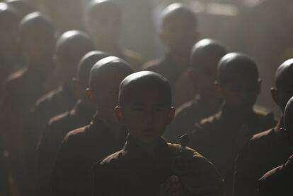 Jóvenes monjes budistas se reúnen en círculo alrededor del Boudhanath Stupa durante el día final de su ceremonia de purifación en Katmandú (Nepal). 