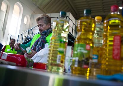 Voluntarios clasifican las botellas de aceite en el banco de alimentos del colegio San Fernando en Madrid, en 2015.