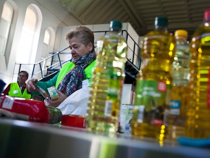 Voluntarios clasifican las botellas de aceite en el banco de alimentos del colegio San Fernando en Madrid, en 2015.