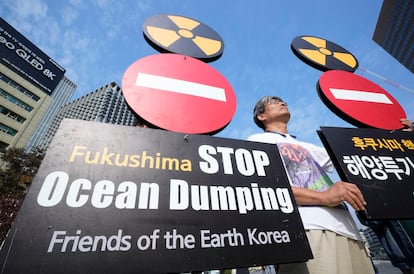 Manifestantes reclaman, el 2 de noviembre, en Seúl la paralización del vertido de agua tratada de Fukushima.  