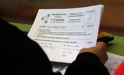 Un alumno de 1º de la ESO con un examen de matemáticas.