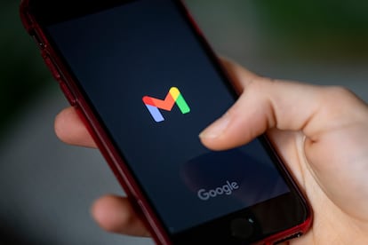 Un usuario accediendo a su cuenta de Gmail desde el smartphone