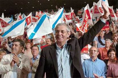 El candidato socialista Emilio Pérez Touriño saluda a los asistentes al mitin de Vilagarcía de Arousa.