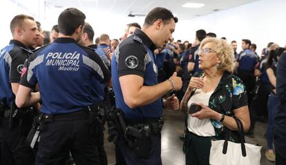 Policías municipales con la alcaldesa de Madrid, Manuela Carmena, en una imagen de archivo.