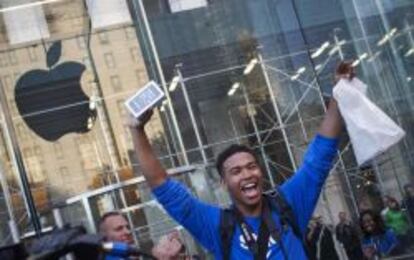 Uno de los primeros compradores del iPhone 5S en la tienda de Apple de la Quinta Avenida de Nueva York.