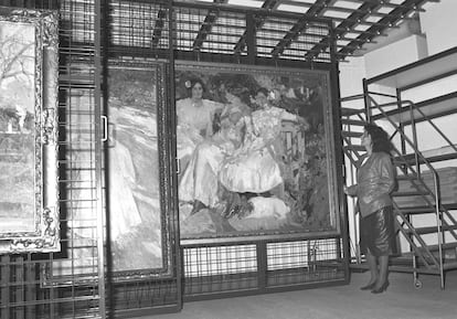 La entonces directora del IVAM, Carmen Alborch, en 1989, observa las obras de Sorolla cuya exposición logró dar a conocer el museo entre la ciudadanía, gracias a la popularidad del pintor valenciano.