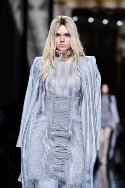 Kendall Jenner desfila para la pasarela de Balmain en París el pasado jueves.