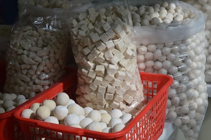 Un puesto de bolas de 'qurut' en el mercado de Samarcanda (Uzbekistán).