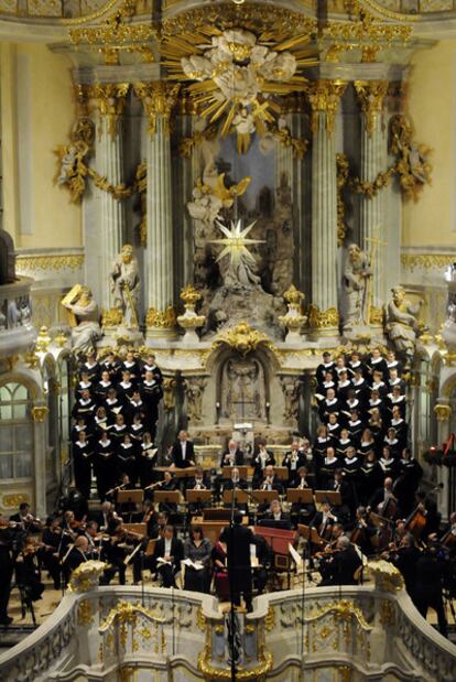 Thielemann dirige la orquesta de la Staatskapelle en Dresde.