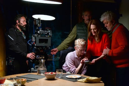 Momento durante el rodaje de 'La habitación de al lado'. En primer plano, Tilda Swinton, Julianne Moore y Pedro Almodóvar. Detrás, Ángel Reina, maquinista, y Joaquín Manchado, segundo operador de fotografía.