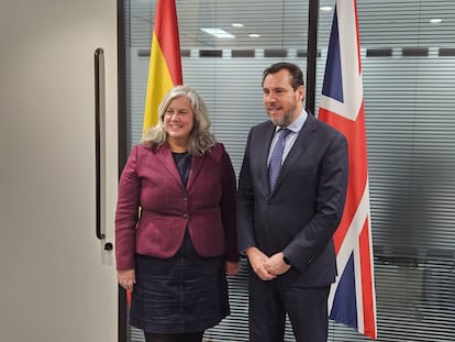 El ministro de Transporte, Óscar Puente, con su homóloga de Reino Unido, Heidi Alexander, esta mañana en Londres.