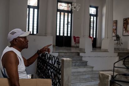 Marío Día se dedica a vender casas de lujo porque la comisión es mucho más alta. La venta de casas es legal en Cuba desde 2012. Los precios han subido, pero la mayoría de los cubanos no tiene dinero para comprar.