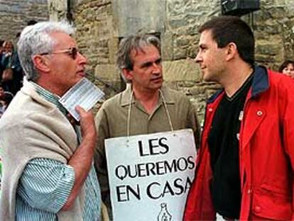 Koldo Gorostiaga (izquierda), con el portavoz de Batasuna, Arnaldo Otegi (derecha), en una foto de archivo.
