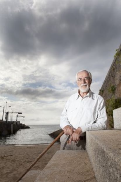 Bernardino Graña, en la escalera del puerto de O Portiño. / XURXO LOBATO