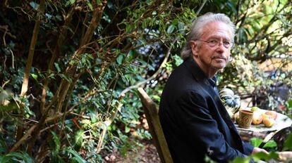 El escritor Peter Handke en su casa a las afueras de París.