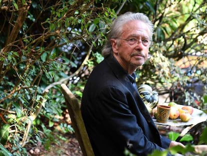 El escritor Peter Handke en su casa a las afueras de París. 