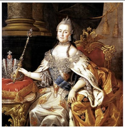 <strong> Los protagonistas. </strong> Catalina la Grande (1729 – 1796), emperatriz de Rusia durante 34 años, cogió la antorcha de Pedro el Grande y alargó la edad dorada del Imperio ruso. Para hacerlo, tuvo que aliarse con parte de la aristocracia de su país y arrinconar a su marido, el apocado zar Pedro III de Rusia (1672 – 1725). </p> <strong> Los hechos. </strong> El matrimonio de Catalina y Pedro nunca se llegó a consumar debido a la impotencia del zar. Fue cuando la emperatriz se rodeó de una caterva de indiscretos amantes. Se dice que Catalina tuvo unos 80 amantes, alguno de los cuales pasó largas temporadas en palacio. Mientras tanto, su marido, el zar, consciente de su debilidad, consentía esta situación. </p> En la imagen, retrato de Catalina la Grande de A.P. Atripov.