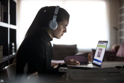 Una joven consulta su ordenador durante los días de confinamiento.