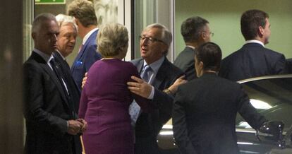 Jean-Claude Juncker y Theresa May, a la salida de la cena, anoche.